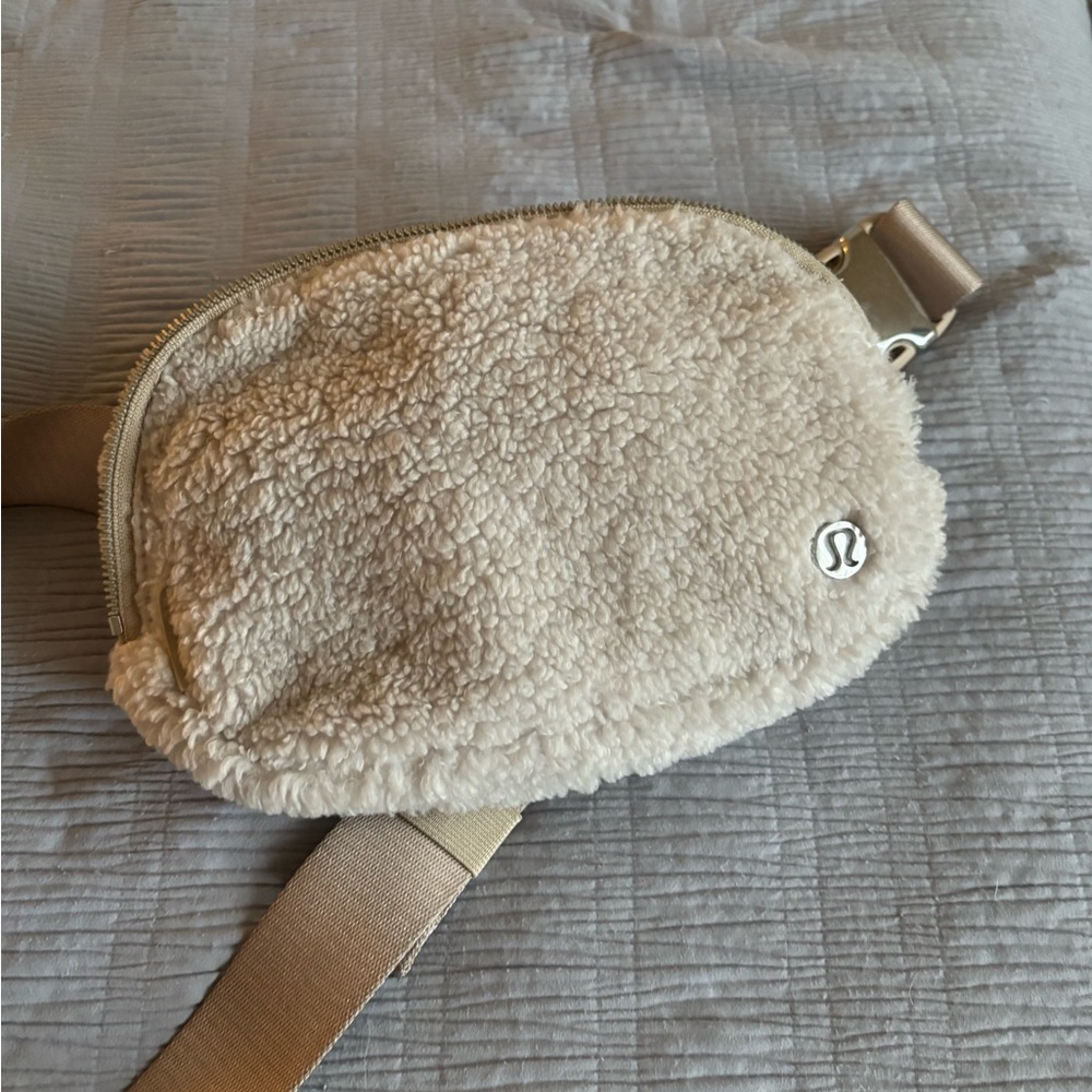 Lulu lemon belt bag
